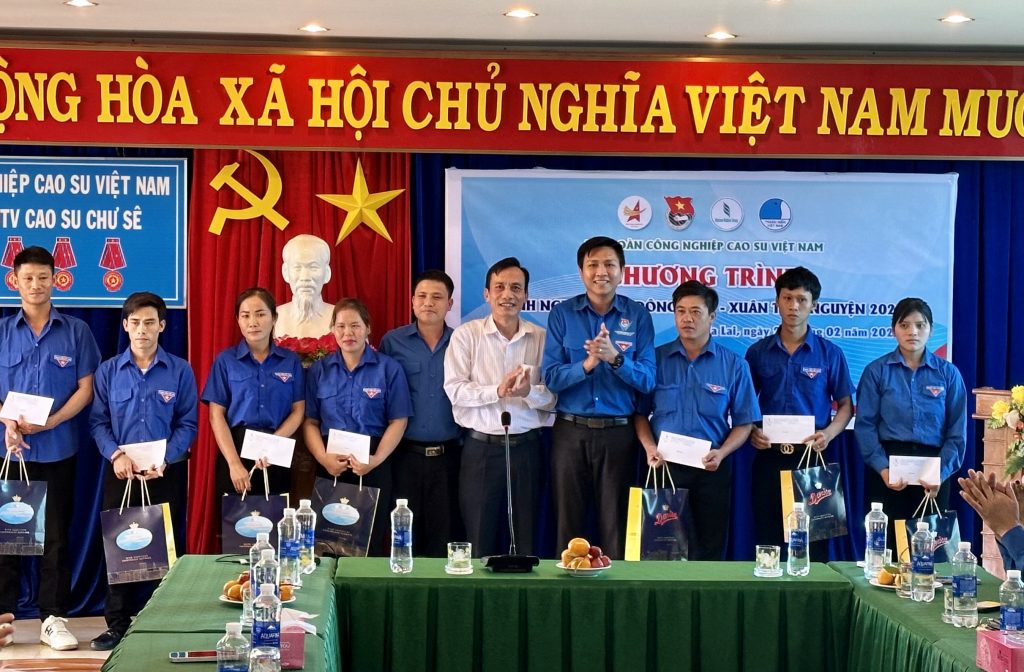 Đoàn Thanh niên VRG trao tặng 260 suất quà cho thanh niên các đơn vị Tây Nguyên